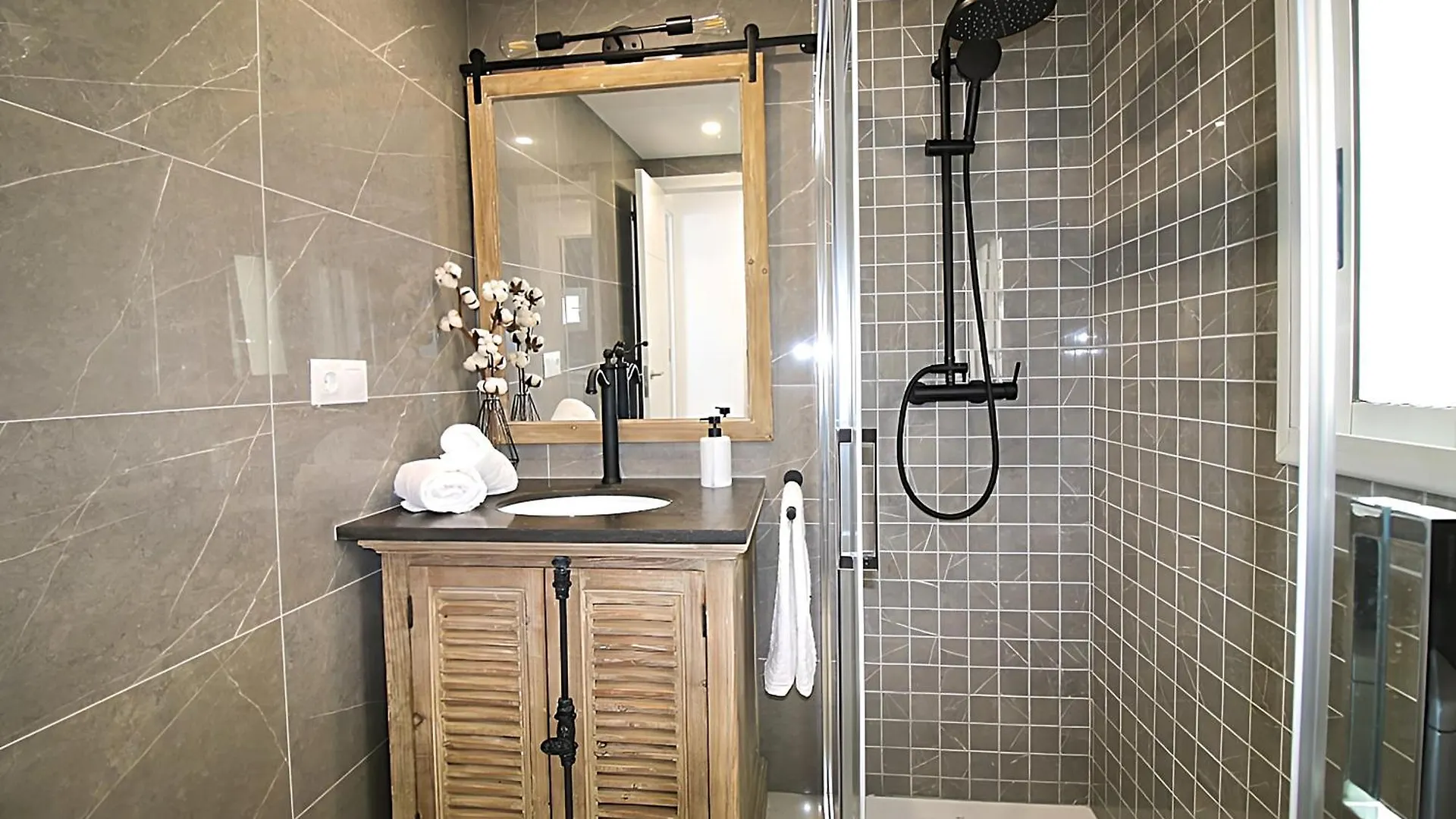 Our Penthouse With Jacuzzi Close To Paseo De Gracia Barcelona Spain