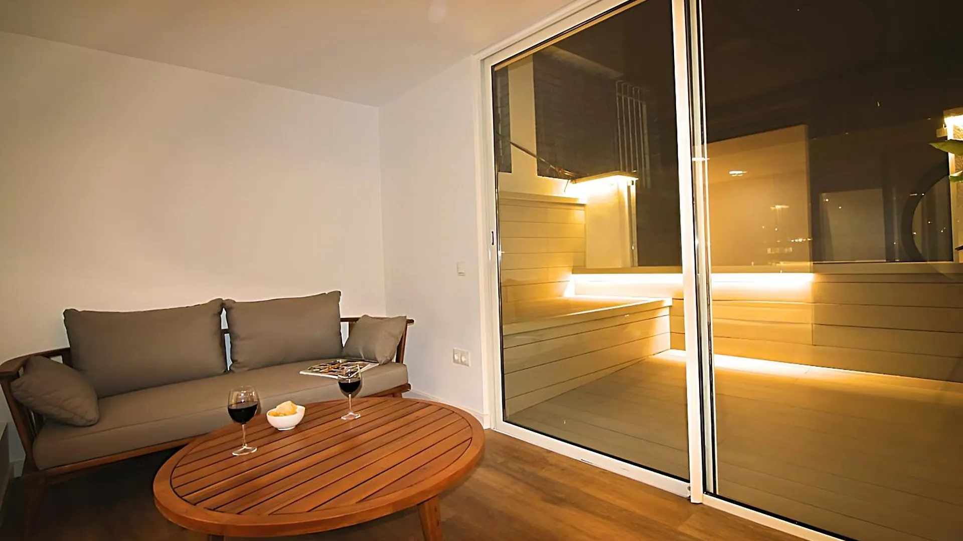 Apartment Our Penthouse With Jacuzzi Close To Paseo De Gracia Barcelona