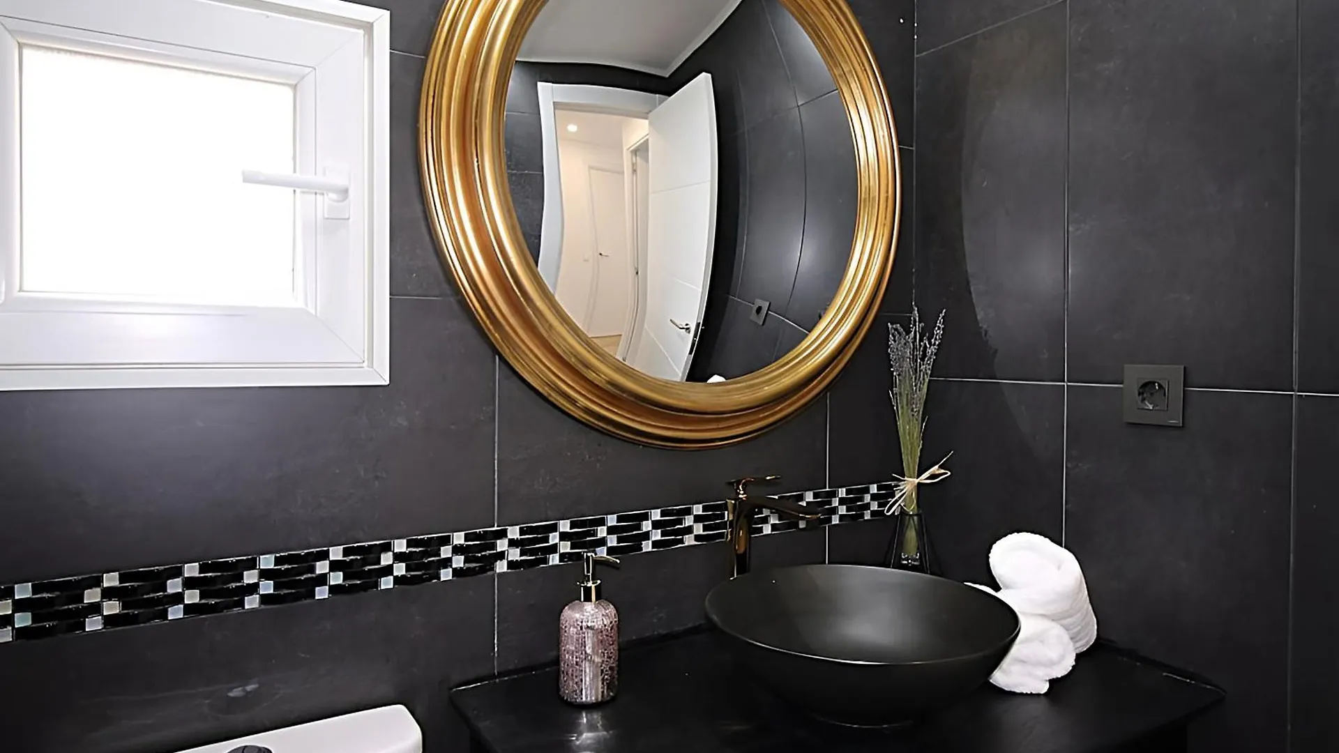 Apartment Our Penthouse With Jacuzzi Close To Paseo De Gracia Barcelona